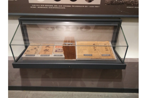 博物馆坡面柜2